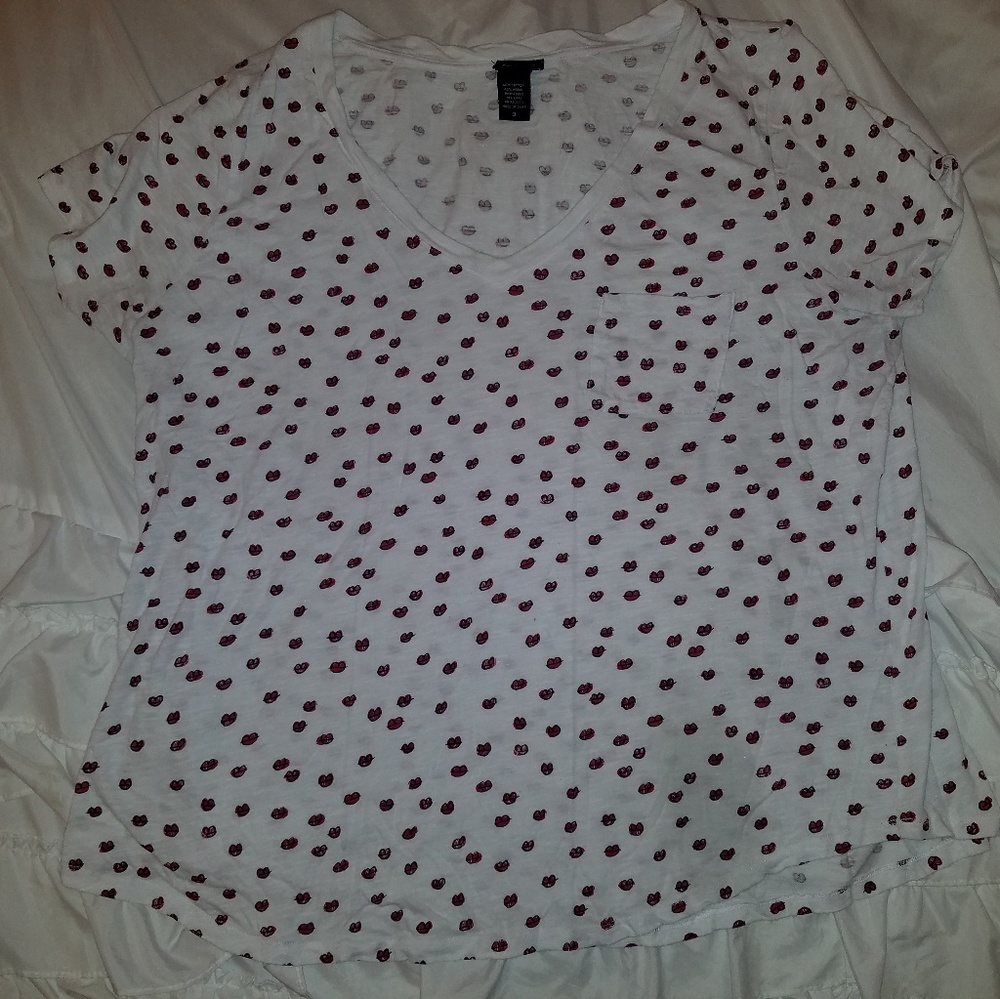 Torrid white lips v neck pocket tee. Size 3